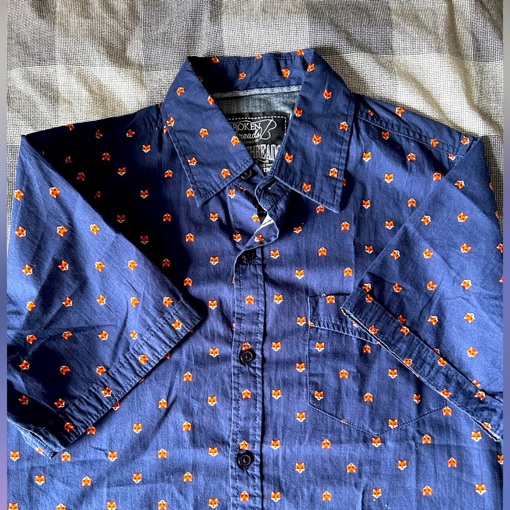 Broken Threads Foxes Shirt. Medium Size.